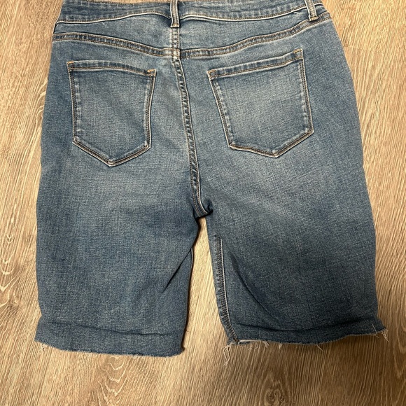 Old Navy Distressed Jean Shorts 10 🩳 - Picture 4 of 9